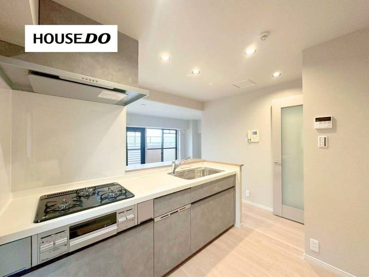 家族との会話が弾む対面キッチン。食洗機付きで家事効率も高く、見た目も使い勝手も嬉しい新調キッチンです。