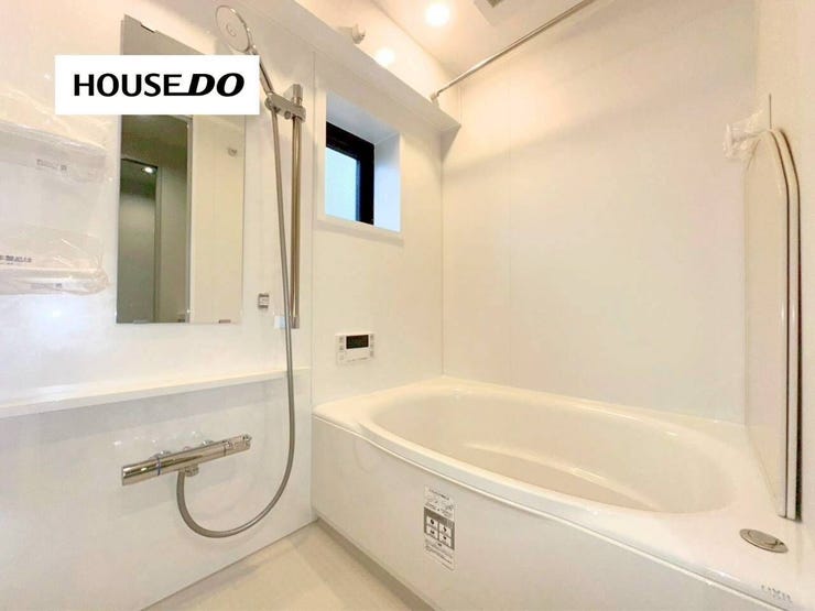 窓付きで換気しやすく、明るく清潔感のある浴室。ゆったり湯船で一日の疲れを癒せる、心地よいバスタイム空間です。