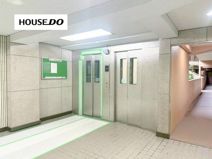 エレベーター2基完備で移動もスムーズ。共用部は清掃が行き届いており、安心感のある管理体制が魅力のマンションです。