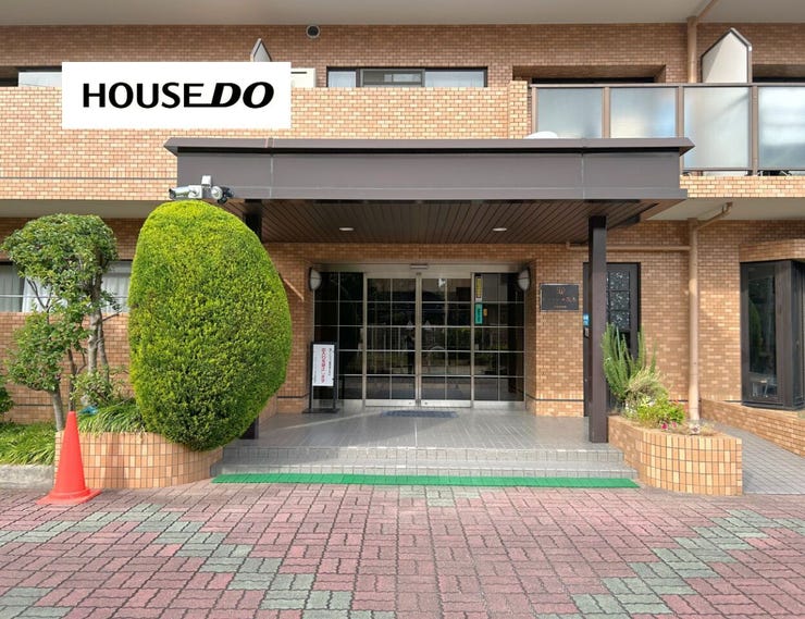 手入れの行き届いたエントランスが住まいの印象を高めます。来客時にも好印象で、安心して暮らせる管理体制も魅力です。