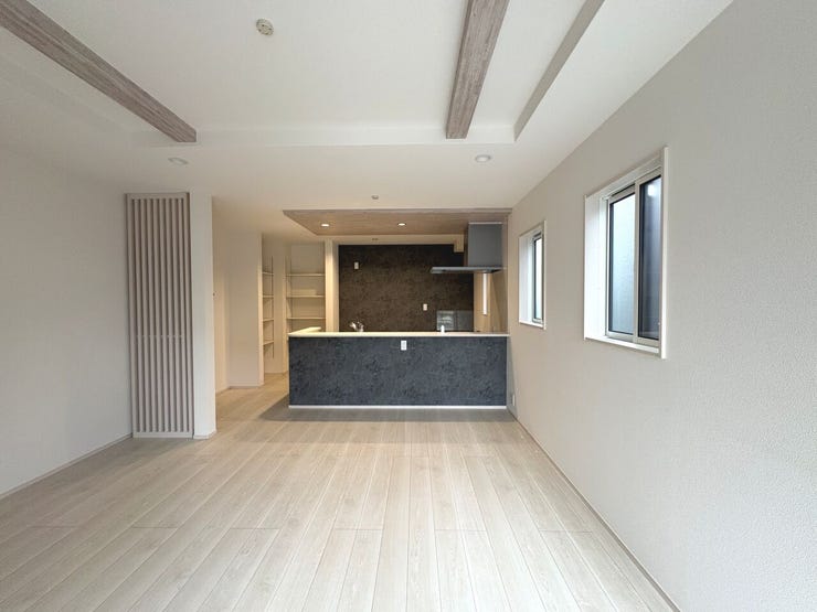 【リビング】
16.62帖のリビング。折上天井やアクセントクロスで開放的な魅力ある空間♪