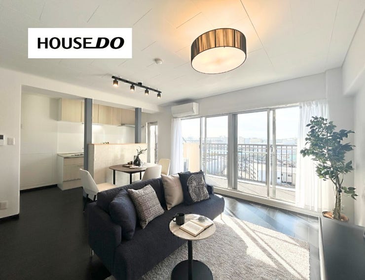 【リビング】
大きな開口部からたっぷり陽光が差し込む、開放感あふれるリビング。朝はやわらかな光の中でコーヒーを楽しみ、夜はゆったりくつろげる心地よい空間です。