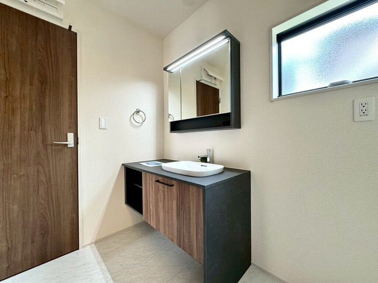 【Washroom】毎朝の準備がスムーズに。広めの洗面台と収納が使いやすい洗面所です。