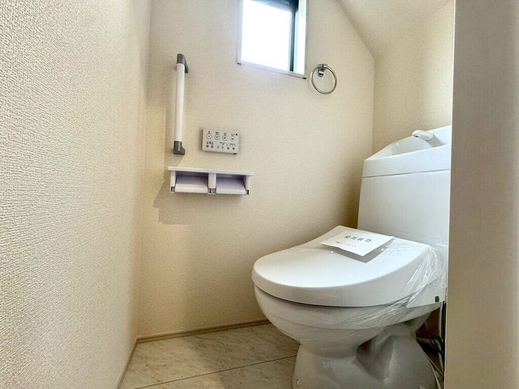 【Toilet】清潔感があり、落ち着いたデザインのトイレ。家族みんなが快適に使えます。
