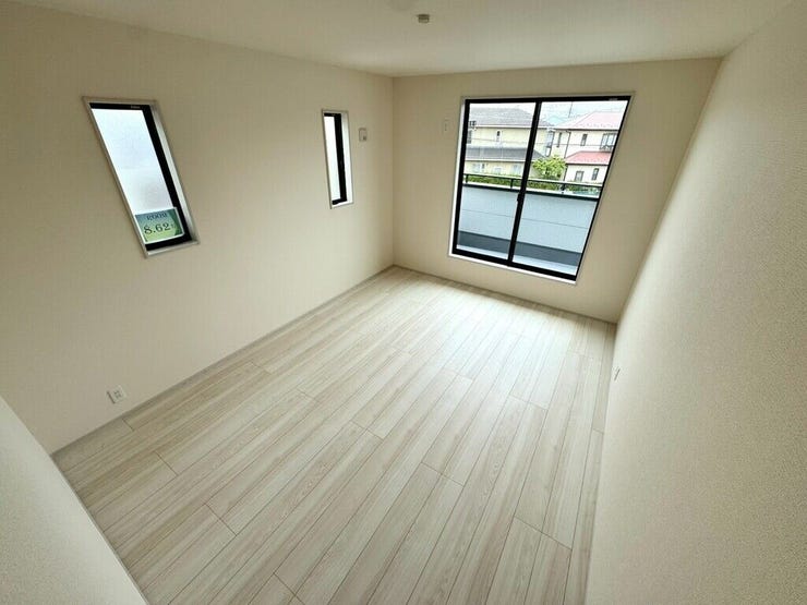 【Bedroom】ベッドとデスクを置いてもゆとりのある、使い勝手の良い広さの洋室です。