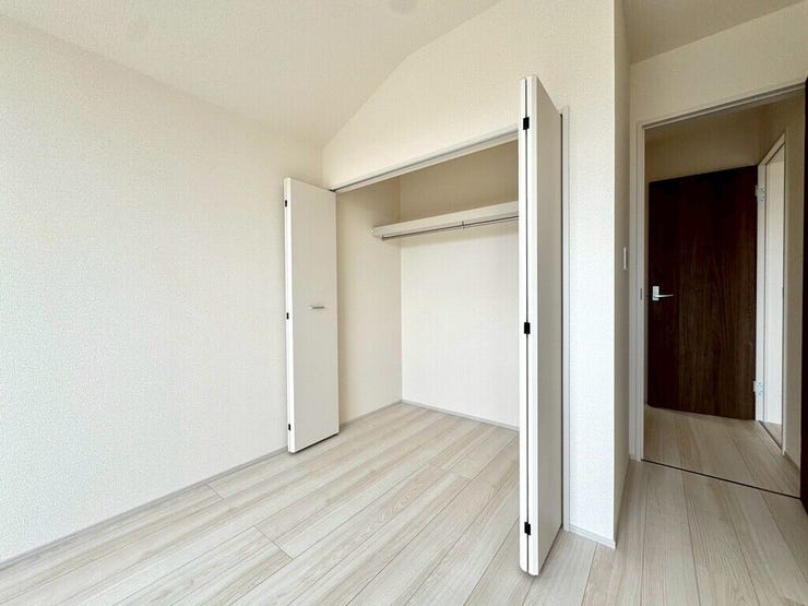 【Bedroom】洋室には収納力のあるクローゼット付き。衣類や荷物もすっきり収まります。