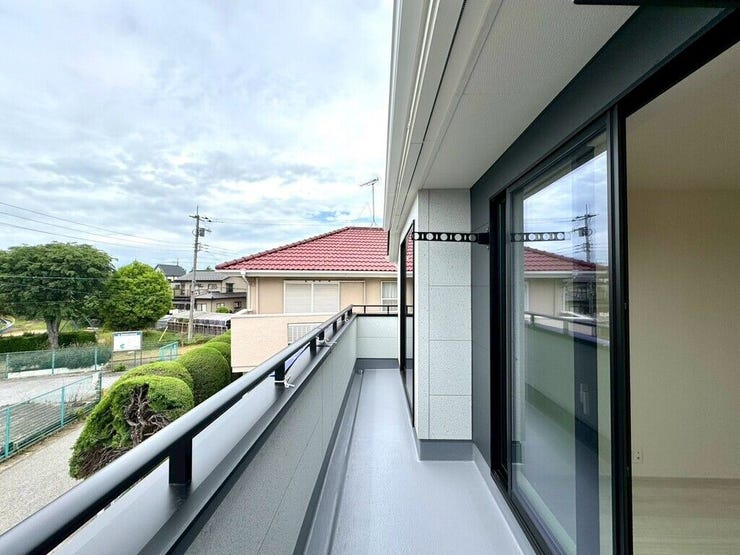 【Balcony】日当たりの良いバルコニーはお洗濯物がしっかり乾きやすく、毎日の家事にも重宝します。