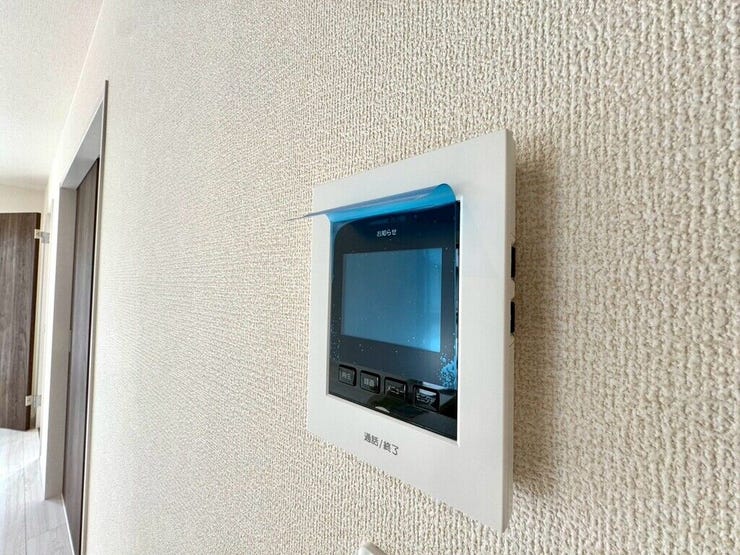 【Facilities】来訪者を確認できるモニター付きインターホンで、防犯面も安心です。