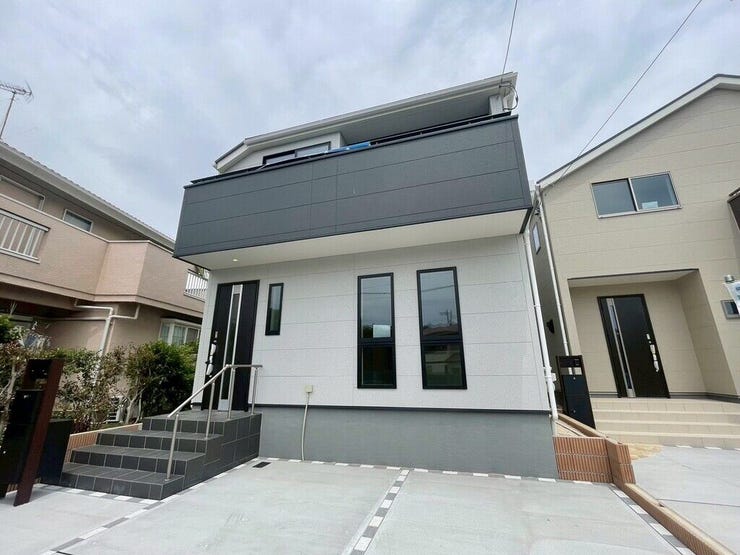 【Exterior】駐車スペースは2台分確保。車を複数所有するご家庭にも安心の設計です。