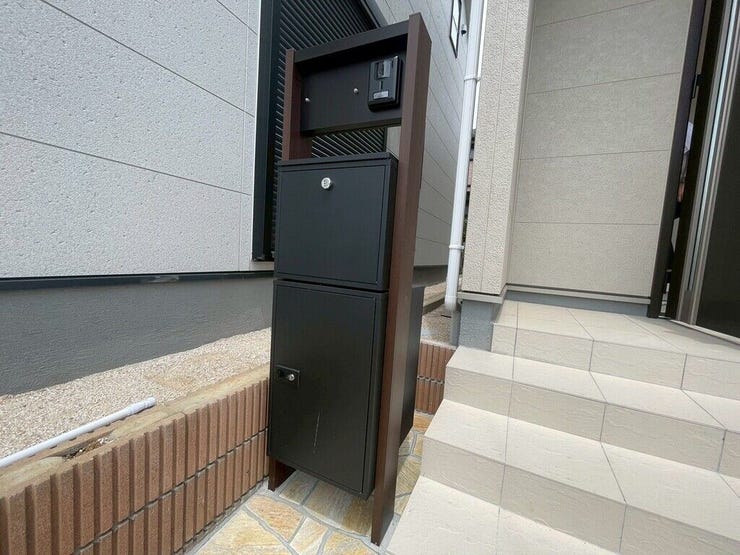 【Facilities】外出中でも荷物を受け取れる便利な宅配ボックス付き。忙しい毎日も安心です。
