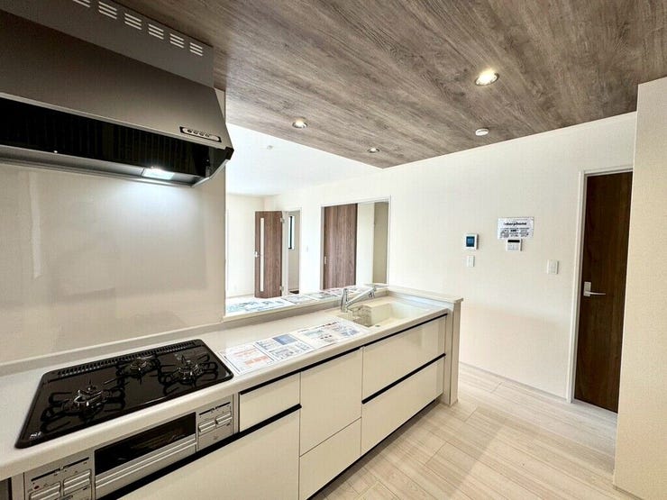 【kitchen】大きなカウンターと十分な収納で、日々の料理が快適に進みます。