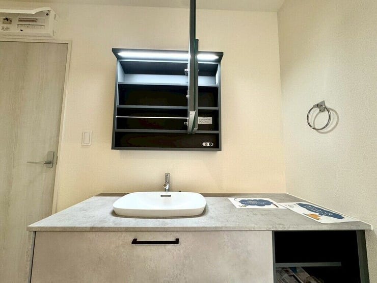 【Washroom】朝の準備がスムーズに進む洗面所。複数人で同時に使いやすい広めの洗面台です。