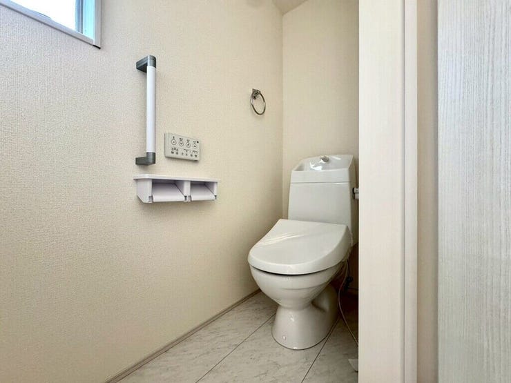 【Toilet】清潔感があり、落ち着いたデザインのトイレ。家族みんなが快適に使えます。