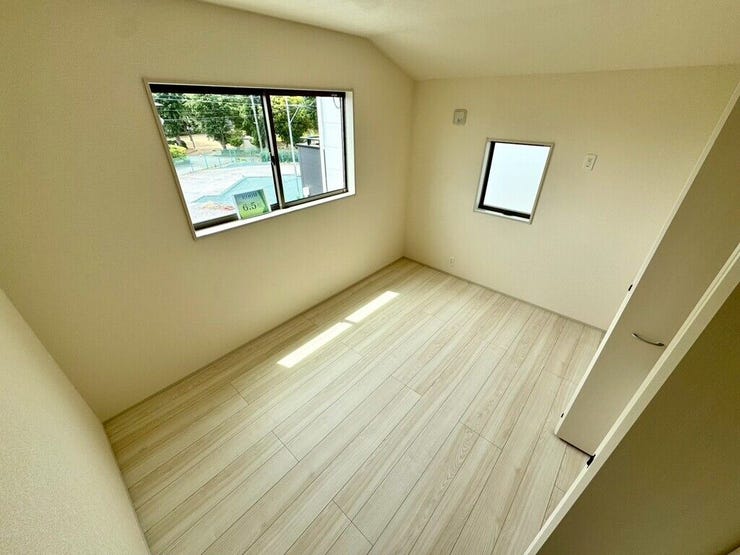 【Bedroom】ベッドとデスクを置いてもゆとりのある、使い勝手の良い広さの洋室です。