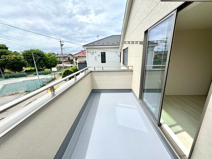 【Balcony】日当たりの良いバルコニーはお洗濯物がしっかり乾きやすく、毎日の家事にも重宝します。
