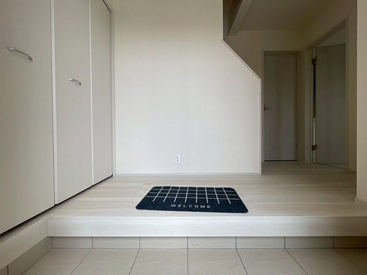 【Entrance】シューズボックス完備の玄関で、靴や小物もスッキリ収納できます。