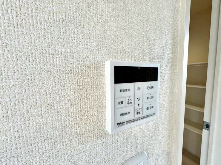 【Facilities】お湯の温度調整がラクな給湯器リモコン付き。追い焚き操作も簡単です。
