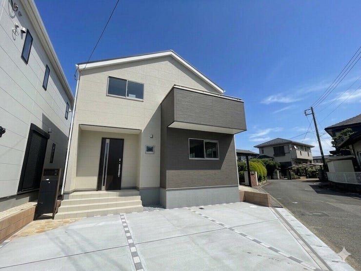 【Exterior】駐車スペースは2台分確保。車を複数所有するご家庭にも安心の設計です。