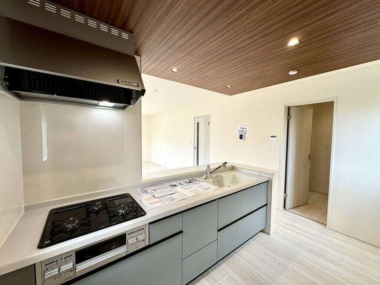 【kitchen】広めのキッチンは料理のしやすさを追求した設計。収納も豊富で作業がしやすい空間です。