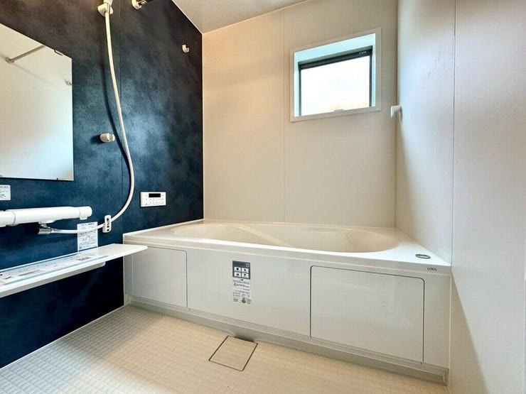【Bathroom】お子様とのバスタイムにも十分な広さがあり、掃除も簡単にできます。