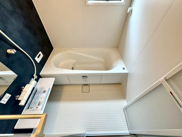 【Bathroom】広く快適な浴室で、ゆったりとお湯に浸かるひとときをお楽しみいただけます。