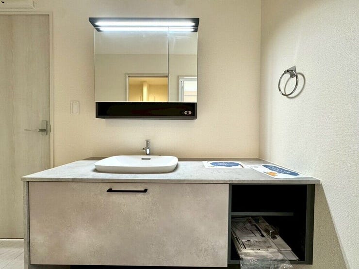 【Washroom】すっきりとしたデザインで、毎日の生活が快適に。収納も豊富な洗面所です。