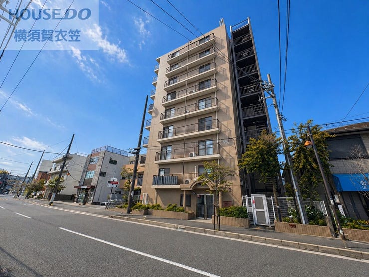 【外観】
街並みに調和する落ち着いた外観デザインが、住まう人の誇りをスマートに実現。タイル貼りの重厚感が資産価値を便利にサポートし、帰宅するたびに愛着が深まる美しい佇まいを力強く演出します。
