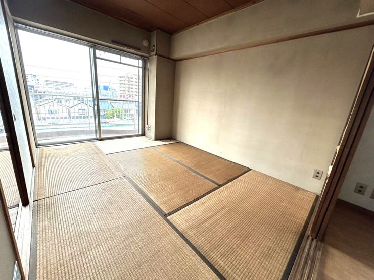 ◆南西側の和室
窓から陽の光が差し込む明るい室内です♪
