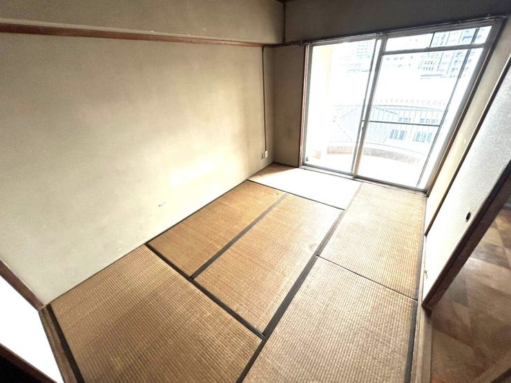 ◆南東側の和室
窓から陽の光が差し込む明るい室内です♪
