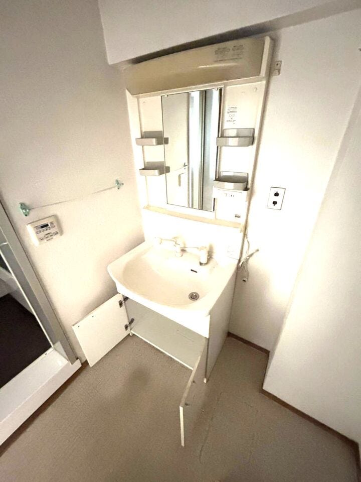 ◆洗面台の下に収納がありますので、シャンプーやリンスの詰め替えストックなど入れておくのに非常に便利♪
