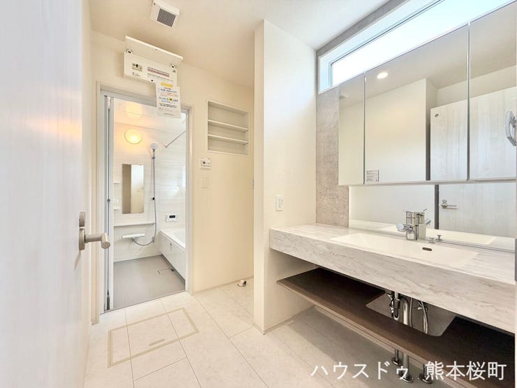 ■清々しいリフレッシュ空間■自分を磨き、気持ちを切り替える。心地よい光が差し込むプライベートスペース。