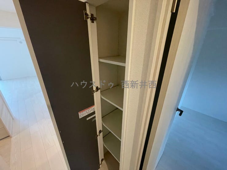 廊下に収納棚