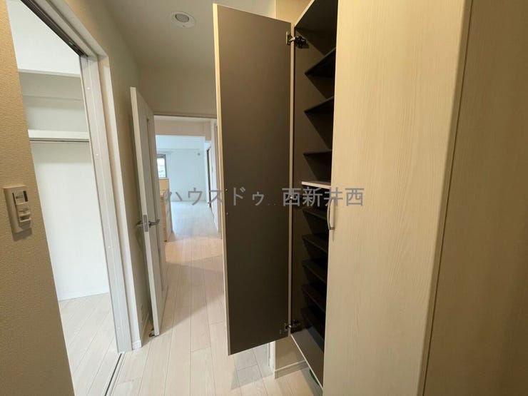 玄関には備え付けのシューズボックス