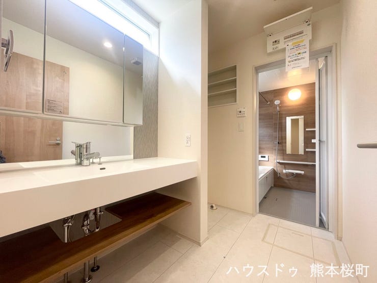 ■清々しいリフレッシュ空間■自分を磨き、気持ちを切り替える。心地よい光が差し込むプライベートスペース。