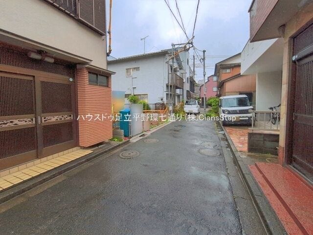 周辺は住宅が並ぶ静かな街並み。落ち着きのある住環境で、毎日の暮らしも快適です。