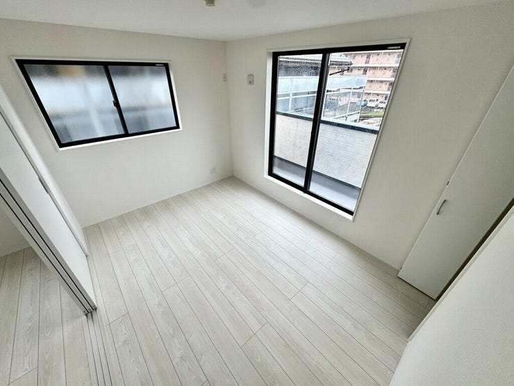 【Bedroom】ベッドとデスクを置いてもゆとりのある、使い勝手の良い広さの洋室です。