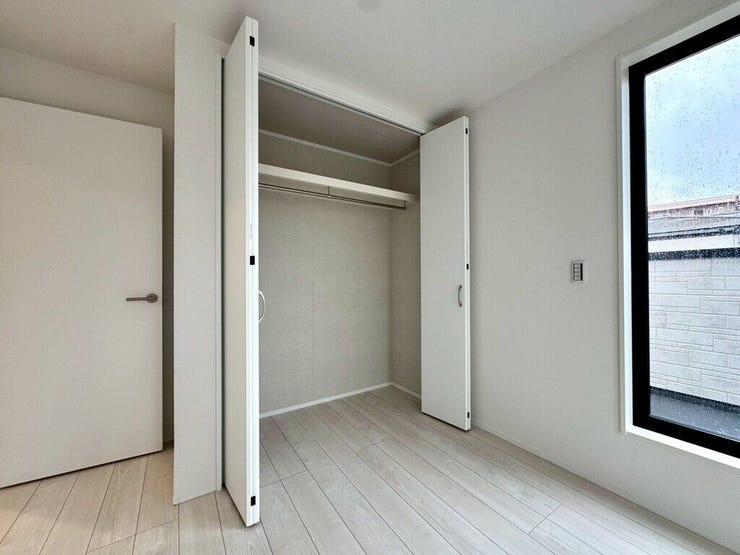 【Bedroom】クローゼット完備で収納力◎。家具の配置もしやすい機能的な洋室です。