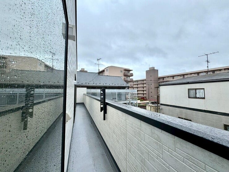 【Balcony】日当たりの良いバルコニーはお洗濯物がしっかり乾きやすく、毎日の家事にも重宝します。