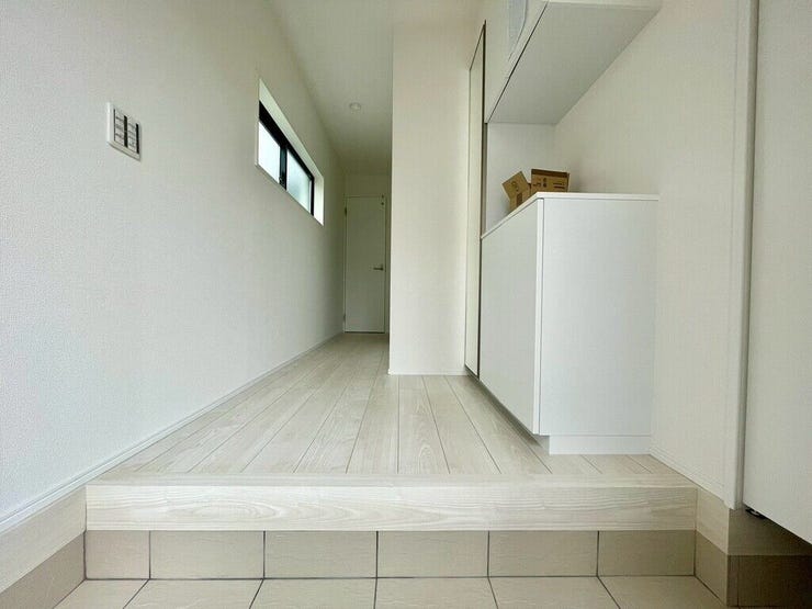 【Entrance】シューズボックス完備の玄関で、靴や小物もスッキリ収納できます。