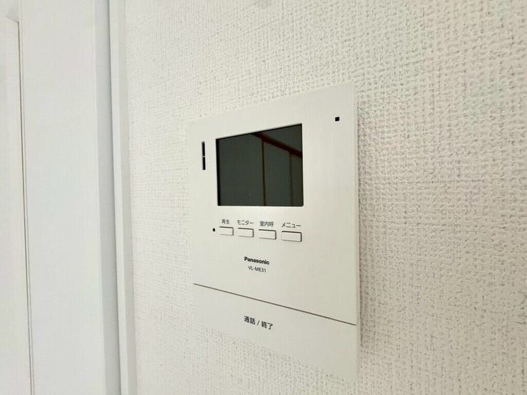 【Facilities】来訪者を確認できるモニター付きインターホンで、防犯面も安心です。