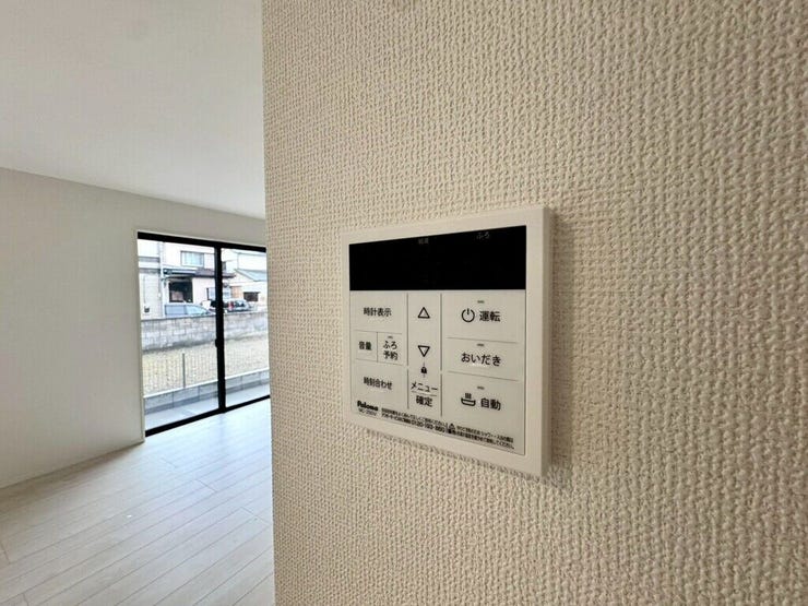 【Facilities】お湯の温度調整がラクな給湯器リモコン付き。追い焚き操作も簡単です。