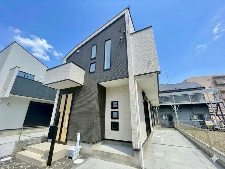 【Exterior】ゆとりのある駐車スペース付きで、車の出し入れもスムーズに行えます。