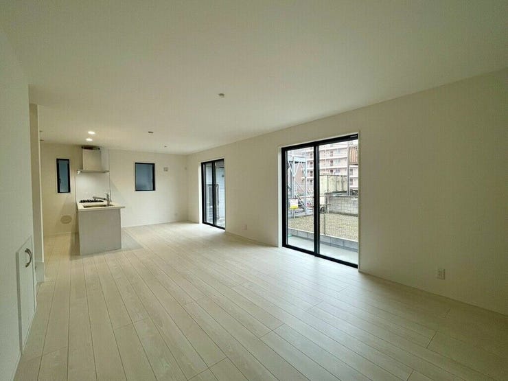 【Living】広々としたリビングは、大きな窓から自然光が差し込む温かな空間です。