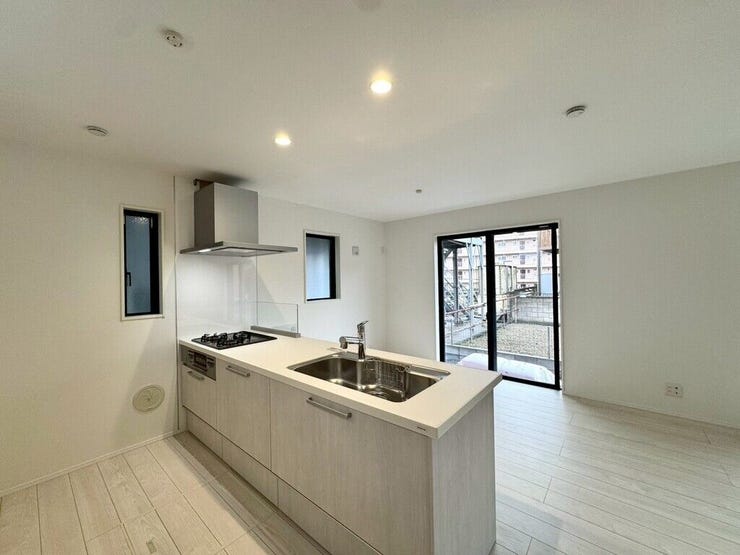 【kitchen】効率よく使える広々キッチン。収納力も高く、料理の時間がスムーズに。