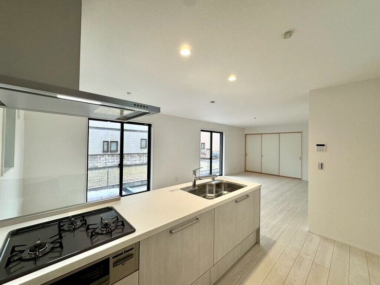 【kitchen】広めのキッチンは料理のしやすさを追求した設計。収納も豊富で作業がしやすい空間です。