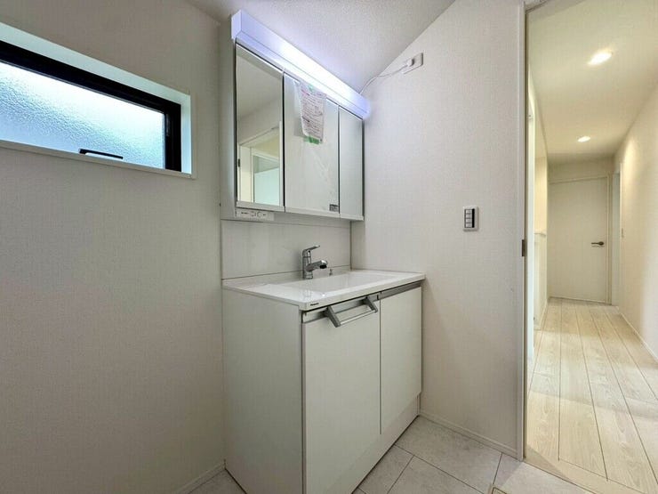 【Washroom】毎朝の準備がスムーズに。広めの洗面台と収納が使いやすい洗面所です。