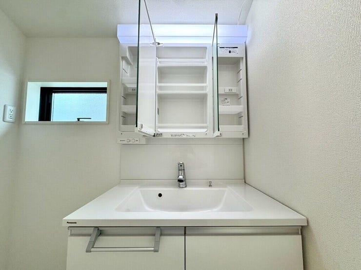 【Washroom】すっきりとしたデザインで、毎日の生活が快適に。収納も豊富な洗面所です。