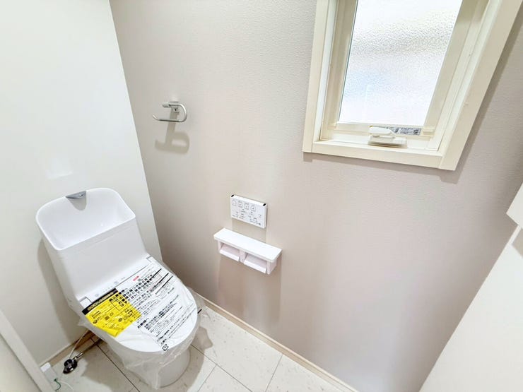 2階トイレ。シンプルな内装と清潔感のある白いトイレ。毎日のトイレタイムは落ち着ける空間がいいですよね。2階にもトイレが設置されているので、朝のトイレ渋滞がおきにくいです。