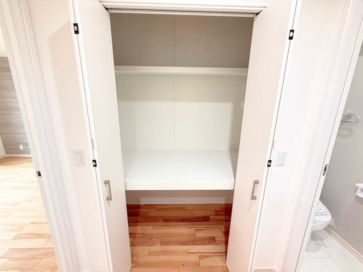 掃除用具やトイレットペーパーなどの日用品をしまえる2階の廊下収納♪居室の収納とは別に収納スペースがあることで、気兼ねなくサッとしまえてサッと取り出せます。