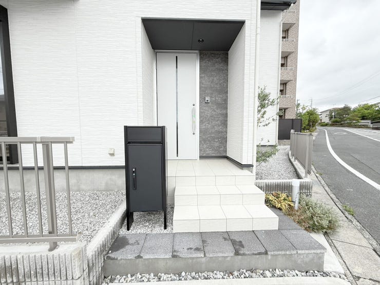 玄関ポーチは屋根付きで、雨天時にゆとりをもって傘をさしたり、たたんだりができます。また、ドアの開閉時に雨風が室内に吹き込みにくいのもうれしいポイントです。